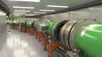 За коллайдер не беспокойтесь, запустят Нику к концу года, ну максиум началу следующего.
Облысеть еще успеем до Большого взрыва