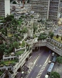 Паркур зародился во Франции благодаря вот такой архитектуре. Круто! Ну как там не по прыгать )))
