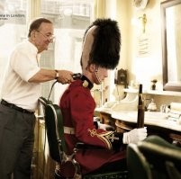 Королевский гвардеец рявкнул на туристку, которая хотела с ним сфотографироваться