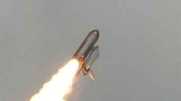 А что я должен видеть на видео? Видимо ты не знаешь один нюанс про Сатурн-5. У него на второй ступени 5 кислород-водородных двигателей J-2, выхлоп от которых практически невидим, если не смотреть прямо в сопло ракеты. На фото ниже пример, где на самом шаттле работают 3 двигателя RS-25, но дымного выхлопа от них нет