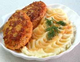 не надо впадать из крайности в крайность, то что показано в посте отвратильно, но ваши котлетки с пюрешкой не вызывают эстетического удовольствия. А примеров красивой подачи ресторанных блюд много.
