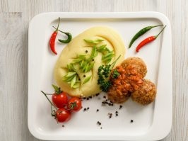 не надо впадать из крайности в крайность, то что показано в посте отвратильно, но ваши котлетки с пюрешкой не вызывают эстетического удовольствия. А примеров красивой подачи ресторанных блюд много.