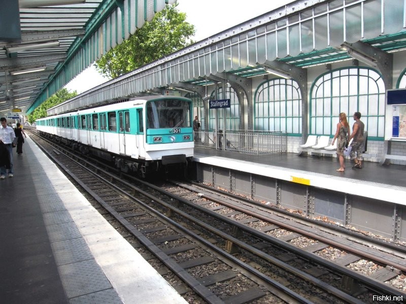 станция метро "Сталинград"  -  Париж!