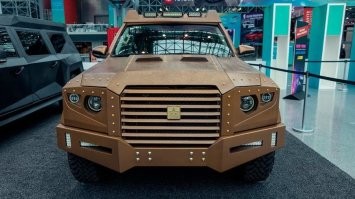 Внедорожники Toyota и Ford в брутальном тюнинге на выставке в Нью-Йорке