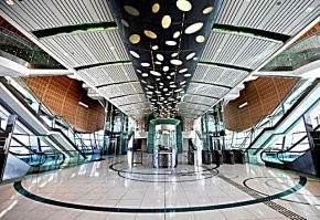 1. Станция метро "Центральный парк", Каошинь, Тайвань.
2-3. Метро города Дубай открылось 9 числа 9 месяца 2009 года в 9 часов 9 минут и 9 секунд. Первыми приняли пассажиров десять станций «красной» линии. Вместе с открытием самого высокого в мире здания «Бурдж Дубай», открылась одноименная станция метро.
Дубайский метрополитен   самый современный в мире. 
 4. Станция Yuyuan Garden на линии 14 шанхайского метро, Китай
Какое самое быстрое метро в мире?
310 км/ч. это запредельные цифры и китайское метро по праву считается самым быстрым в мире.
 Второе видео: Не волнуйтесь, это только начало, дальше будет про метро.
