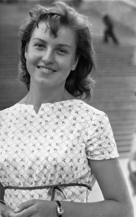 Девушку на лестнице из Харькова зовут Лариса Широкова. Вот она крупно.