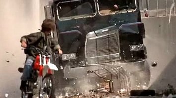 Это машина убийца присланная из прошлого убить Джона Коннора.