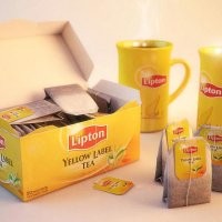 А "Липтон" дурики не знают про удобные ярлычки которые не падают в чашку... да и "Гринфилд" тоже порой забывает... 
А если делают для удобства крепления на чашку... то зачем тогда такая длинная нитка нужна? В 3-х литровой банке заваривать? :) 
А на деле просто удешевляют производство, печатать на тонкой бумаге на одной стороне дешевле, чем на картоне с двух сторон!