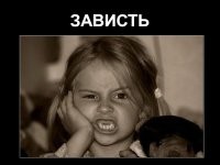 Мужчина отгородил свой дом от дороги забором, но власти приказали его снести