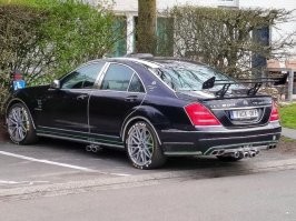 Эти дебилы вначале выдали ему этот номер за 1420 евро а потом через месяц началась шумиха в прессе и прокурор заставил человека вернуть эти номера в замен что бы он придумал что то новое . Придурок этот по моему из Антверпена был . Арабы любят такие номера а Русские и чеченцы как всегда в своем репертуаре типа RUS777 или 777 . Мне как то повезло выдали номер XXX-666 домой приехал а жена говорит ты что долбанулся :) ладно потом эти номера заставили сдать так как у нас сейчас по другому все теперь так 1 или 2 - трибуквы - три цифры .