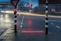 В Одессе тоже в центре стали делать такие светофоры на тротуаре. Хотя лучше таки в карман положить смартфон, гуляя по городу)))