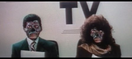 Напомнило фильм "Чужие среди нас" (They Live, 1988), самый финал, когда главный герой уничтожил антенну и пришельцы проявились в истинном обличии.