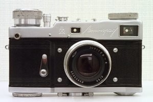 Остался от отца на память реликт Советского Союза - фотоаппарат ,,Ленинград", классный агрегат, просто подержать в руках это чудо  - приятно.