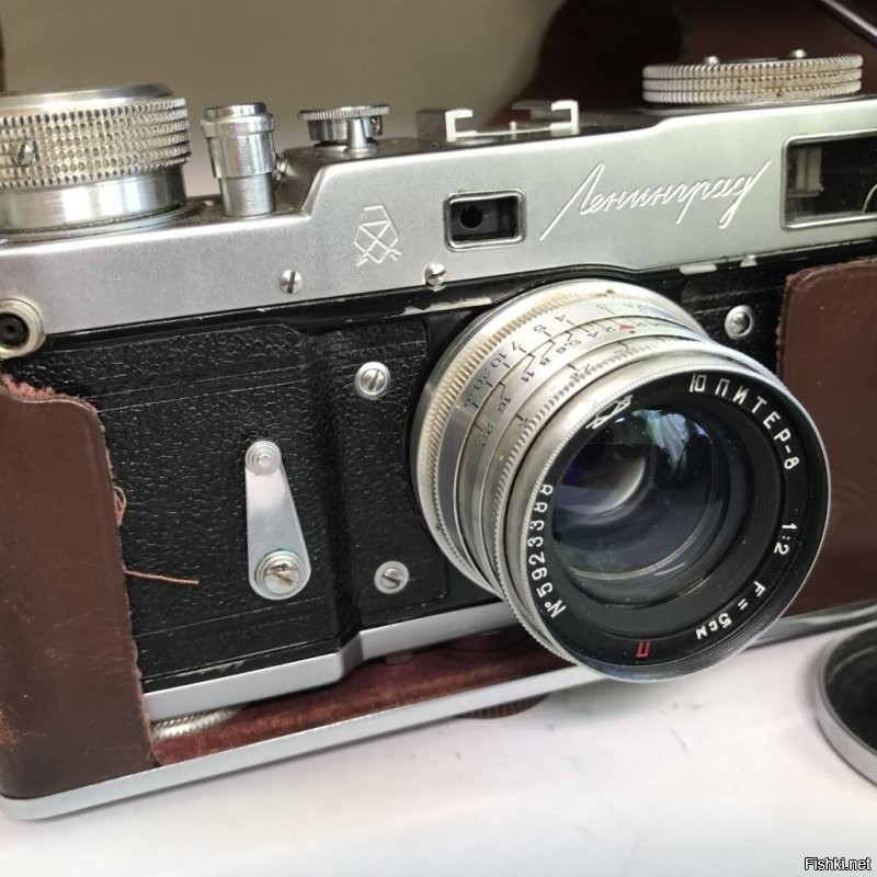 Остался от отца на память реликт Советского Союза - фотоаппарат ,,Ленинград", классный агрегат, просто подержать в руках это чудо  - приятно.