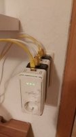 Это Powerline адаптеры -- ЛВС по электрической сети. Что тут не так? Ну, подумаешь, в одну розетку воткнуты. Это не мешает им работать.