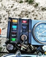 Зачем на щитке приборов "Юпитера" лампочка "масло"? Или были варианты с четырехтактным двигателем?