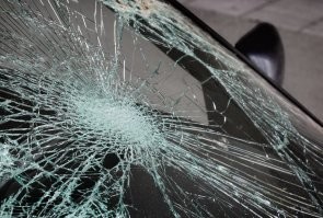 Не знаю, но лобовое стекло автомобиля, бъётся по другому.