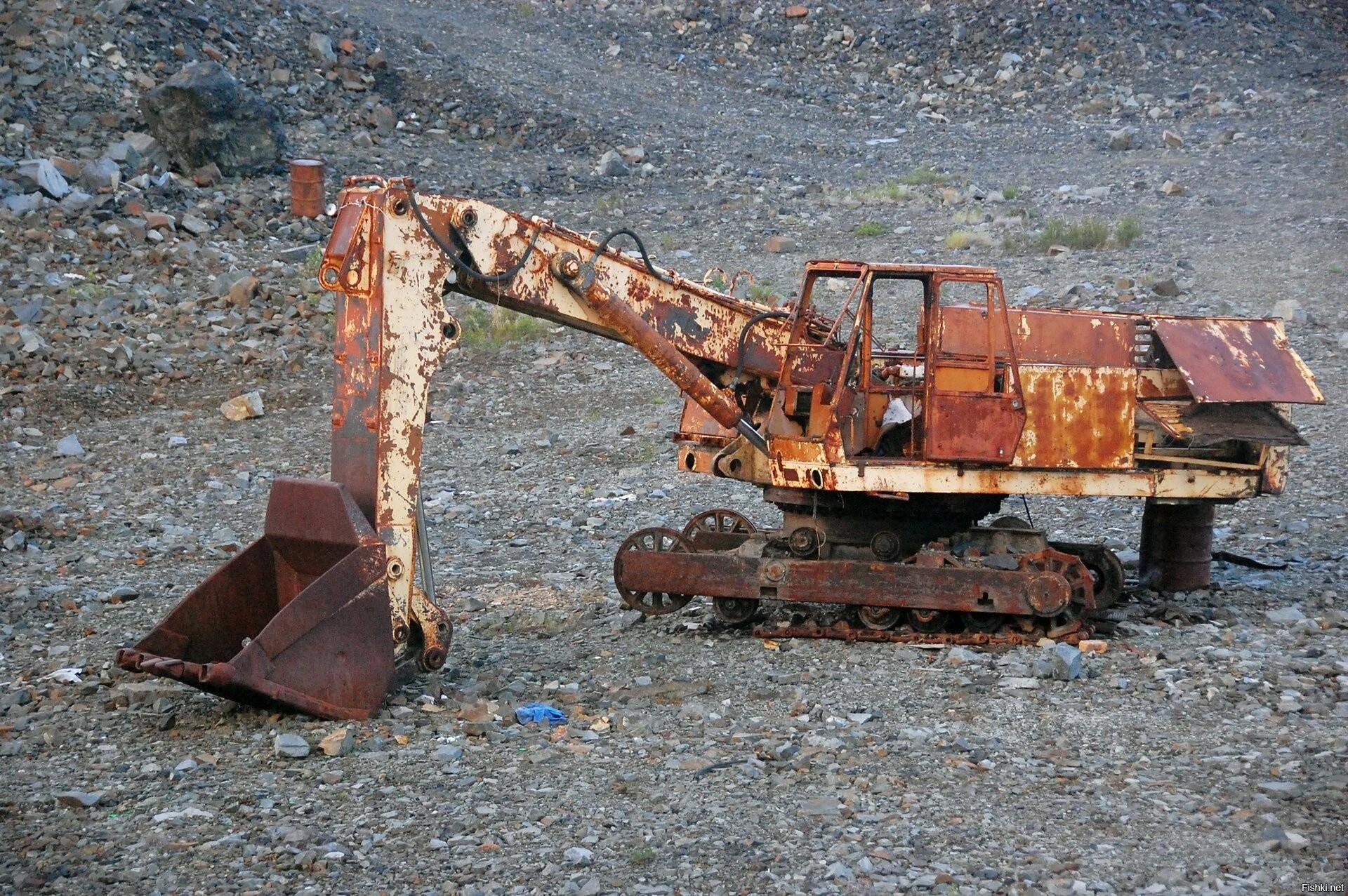 Rust экскаватор на свалке фото 43