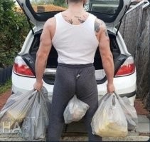 Находчивый самокатчик удивил автолюбителя