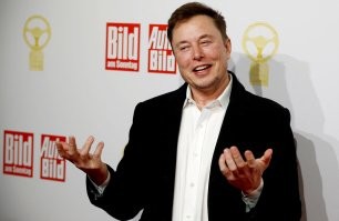 Находчивый самокатчик удивил автолюбителя