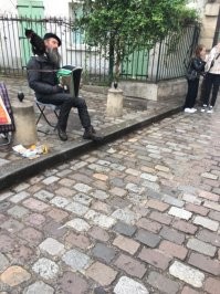 Ба, знакомый музыкант! Был в Париже в марте, видел этого дядьку на Монмартре, коту подкинул пару евро