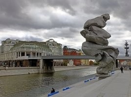 Тут хоть голова, а в Москве «какашку» на набережной водрузили.