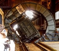 Эта машина называется "Вагоноопрокидыватель". И работает она лишь с полувагонами.