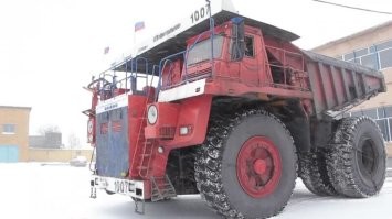 - «БелАЗ» в 15 раз больше обычной пожарной машины.

- Максимальная скорость - 38 км/час.

- Число мест для боевого расчета, включая водителя, - 2 человека.

- Масса с полной нагрузкой - 167 тонн.

- Расход горючего на 100 км - 500 литров.

- Цистерны для воды - 60 тонн.

- Баки для пенообразователя - 1000 кг.