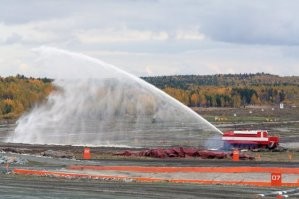 Российская специальная пожарная машина   СПМ

Похожая на оба варианта, СПМ от предприятия Омсктрансмаш на самом деле является 60-тонной гусеничной машиной пожаротушения (Специальная пожарная машина СПМ). Она предназначена для случаев возгорания чего-то вроде полных взрывчатки складов, арсеналов, баз. Это основное назначение данной машины, которая прошла соответствующих комплекс испытаний, в том числе со стороны государственных органов.

Согласно данным с веб-сайта Омсктрансмаша, СПМ создана в 2012 году

ри её создании задействованы компоненты танков Т-72 и Т-80, бронированная, теплоизолированная и герметичная кабина убережёт экипаж от неблагоприятных условий внешний среды (именно к таким условиям относится огонь).

Экипаж специальной пожарной машины насчитывает три человека, её длина около 30 м, масса не более 60 тонн. Экипаж использует костюмы с теплоизоляцией и жаропрочностью, которые призваны защитить людей от влияния высоких температур. Также экипаж применяет индивидуальные средства очистки и фильтрации воздуха.

Если имеется угроза для жизни, экипаж может быстро покинуть кабину и операции выполняются дистанционно. Внутри СПМ находится примерно 25 кубических метров воды и прочих веществ для тушения огня, которые выбрасываются на расстояние до 100 м. В таком случае СПМ должна генерировать в своих резервуарах невероятное давление, так что под его струю попадать строго не рекомендуется. Через ствол за секунду проходит объём жидкости 100 литров. Подачей огнегасящего состава через лафетный ствол с наличием дистанционного управления занимается центробежный насос.

Обнаружить места возгорания помогают пять пуленепробиваемых стёкол, два тепловизора и система видеонаблюдения на основе четырёх камер. Защитить от высокой температуры призвана огнезащитная краска «Терма», огнестойкости которой хватает на 2 часа. Контакт с огнём в десятки раз повышает объём покрытия, в результате чего появляется негорючая пена с плохой теплопроводностью.

Имеются броневые противоосколочные экраны, совместно с бронированной кабиной они защищают людей и технику от осколков при подрыве осколочно-фугасного снаряда калибра 152 мм.

Чтобы добраться к местам возгорания и дать дорогу другой технике, СПМ использует бульдозерное оборудование   клиновидный отвал.

Скорость движения СПМ по шоссе при полной массе достигает 40 км/ч, запас хода достигает 250 км.