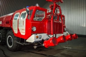 МАЗ-7310,  модификация АА-70 (7310)-220

Расчет4 человека
Габаритные размеры14300х3180х3300 мм
Колесная база2200х3300х2200 мм
Дорожный просвет400 мм
Емкость цистерны для воды12000 л
Емкость бака пенообразователя900 л
Дальность подачи струи 70 м (вода), 40 м (пена)
Полная масса43200 кг
Максимальная скорость60 км/ч
Расход топлива98 л/ 100 км

За время выпуска и эксплуатации было разработано несколько модификаций:

АА-60(543)-160 - на шасси МАЗ-543. Отличался цистерной для воды на 11000 л. Выпущена небольшая серия.
АА-60(7310)-160.01 -на шасси МАЗ-73101. Отличался увеличенным до 12000 л запасом воды, автономным приводом насоса. В состав расчёта включен моторист. Выпускался в 1978-1982 годах.
АА-60(7313)-160.01А - на шасси МАЗ-73131. Выпускался с 1982 года.
АА-70(7310)-220 - на шасси МАЗ-73101. Выпускался в 1982-1983 годах.
АПС-70(7310)-197 220.01 - аварийно-спасательный (опытный). Отличался наличием спасательного трапа, инструментом для вскрытия фюзеляжа.