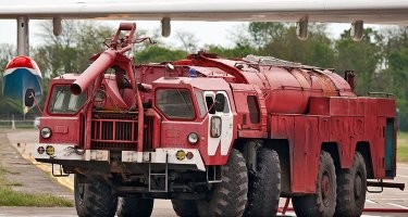 МАЗ-7310,  модификация АА-70 (7310)-220

Расчет4 человека
Габаритные размеры14300х3180х3300 мм
Колесная база2200х3300х2200 мм
Дорожный просвет400 мм
Емкость цистерны для воды12000 л
Емкость бака пенообразователя900 л
Дальность подачи струи 70 м (вода), 40 м (пена)
Полная масса43200 кг
Максимальная скорость60 км/ч
Расход топлива98 л/ 100 км

За время выпуска и эксплуатации было разработано несколько модификаций:

АА-60(543)-160 - на шасси МАЗ-543. Отличался цистерной для воды на 11000 л. Выпущена небольшая серия.
АА-60(7310)-160.01 -на шасси МАЗ-73101. Отличался увеличенным до 12000 л запасом воды, автономным приводом насоса. В состав расчёта включен моторист. Выпускался в 1978-1982 годах.
АА-60(7313)-160.01А - на шасси МАЗ-73131. Выпускался с 1982 года.
АА-70(7310)-220 - на шасси МАЗ-73101. Выпускался в 1982-1983 годах.
АПС-70(7310)-197 220.01 - аварийно-спасательный (опытный). Отличался наличием спасательного трапа, инструментом для вскрытия фюзеляжа.