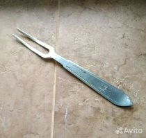 Хлеб руками никогда не трогали. Была специальная вилка