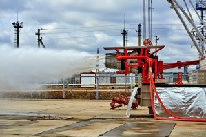 У нефтяников вот такую установку снимал, скважины тушат: