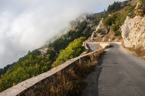А что вас собственно удивляет? Если из Ялты выехать затемно, то можно встретить бомбический рассвет. А обедать уже в отеле или потягивать пивко у берега. В Сочи дорога дальше будет, но все равно... зачем двери?