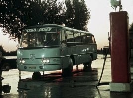 Зто ж кадр из фильма "Королева бензоколонки"...