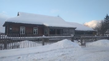 Одна из моих бабушек жила в нескольких домах от дома где жил Гагарин. 
Я пару лет назад, в субботу с утра че-то сел в машину и решил поехать чего-то поесть. И в итоге туда уехал (2 часа из Подольска).
Там к сожалению всё восстановленное, но атмосфера неплохо воссоздана)
Даже разрешили все трогать руками и позапускать древнюю игрушку типа волчка с веревкой. 
Суть не в том. Бабушка рассказывала историю. 
Бежит соседка в панике и орёт: - Слышали, а Юрка-то наш в космос полетел!!! Вот дурак.... убьется же!!! 
А не убился и стал одним из самых крутых Мужиков за всю историю)))