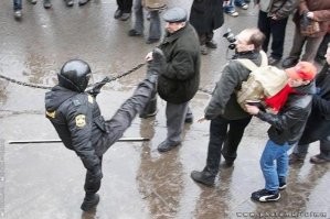 А то в ППС (да и в целом в структуру МВД) сейчас такой жёсткий отбор на такие  жирные зарплаты, что идёт туда лучшие из лучших с самыми чистыми помыслами и высокими морально этическими принципами люди, и отдел кадров, после тщательной проверки, из них выбирают самых достойных сынов нации? :)  
Берут всех подряд, не удивлюсь даже если с криминальным прошлом уже можно устроиться.  По сути, те же гопники которые ещё вчера у подъезда на кортах семки лузгали, душили сиську пива и отжимали мобильники у школьников. Если в черепной коробке серого вещества не богато, то куда ещё пойти.. в росгвардию , мвд или если своем уже дегенерат - то в охранную контору, чтоб с важным видом торчать охранником в пятёрочке.  А что, работа не сильно заумная, правительству нужны люди чтоб на митингах дубинками раздавать по горбам всем кому не нравиться повышение пенсионного возраста, коррупция и нарушение Конституции.. А тут такие персонажи, без особых амбиций, готовые за паёк хоть родной маме в глаз прописать.. идеальные кандидаты.  Более того, нормальные люди с понятием чести и совести, сейчас в органах не задерживаются, и представляют там исчезающе малый процент. Кто-то уходит сам, понюхав изнутри это дело, кого-то выдавливают коллеги...(как-то неуютно взятки брать и достигать корыстные цели пользуясь служебным положением, когда сбоку такой честный и порядочный.  Ещё настучит в ССБ, и придётся с ними делиться.. или вообще не получить очередное продвижение в звании). Результат на лицо - правовой беспредел, коррупция, кумовство, избирательность применения закона и откровенный криминал в рядах стражей правопорядка.  Они ж даже не шифруются то особо.. достаточно посмотреть какие дома строят близкие офицерского состава, на каких машинах катаются, и где отдыхают.. это никак не сопоставимо с их уровнем дохода.. Но, те кто должен за этим следить - как бы и не видят этого.. Волшебство какое-то, полковник строит себе особняк в котором и Киркорову не западло пожить, и к нему почему-то не возникает вопросов от того же ФСБ.. они ж не в курсе и никак не могут заметить такую интересную мелочь, хоть ты их даже за руку подведи и головой в этот особняк ткни.
Ну и вот какой гопник не захочет так кайфово устроиться по жизни? Так ещё и на пенсию пораньше пойдёт, и будет паразитировать на шеях трудового народа, хвастаясь медальками за избиение пенсионеров и крышевание шаурмичной.