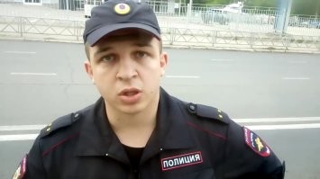 А то в ППС (да и в целом в структуру МВД) сейчас такой жёсткий отбор на такие  жирные зарплаты, что идёт туда лучшие из лучших с самыми чистыми помыслами и высокими морально этическими принципами люди, и отдел кадров, после тщательной проверки, из них выбирают самых достойных сынов нации? :)  
Берут всех подряд, не удивлюсь даже если с криминальным прошлом уже можно устроиться.  По сути, те же гопники которые ещё вчера у подъезда на кортах семки лузгали, душили сиську пива и отжимали мобильники у школьников. Если в черепной коробке серого вещества не богато, то куда ещё пойти.. в росгвардию , мвд или если своем уже дегенерат - то в охранную контору, чтоб с важным видом торчать охранником в пятёрочке.  А что, работа не сильно заумная, правительству нужны люди чтоб на митингах дубинками раздавать по горбам всем кому не нравиться повышение пенсионного возраста, коррупция и нарушение Конституции.. А тут такие персонажи, без особых амбиций, готовые за паёк хоть родной маме в глаз прописать.. идеальные кандидаты.  Более того, нормальные люди с понятием чести и совести, сейчас в органах не задерживаются, и представляют там исчезающе малый процент. Кто-то уходит сам, понюхав изнутри это дело, кого-то выдавливают коллеги...(как-то неуютно взятки брать и достигать корыстные цели пользуясь служебным положением, когда сбоку такой честный и порядочный.  Ещё настучит в ССБ, и придётся с ними делиться.. или вообще не получить очередное продвижение в звании). Результат на лицо - правовой беспредел, коррупция, кумовство, избирательность применения закона и откровенный криминал в рядах стражей правопорядка.  Они ж даже не шифруются то особо.. достаточно посмотреть какие дома строят близкие офицерского состава, на каких машинах катаются, и где отдыхают.. это никак не сопоставимо с их уровнем дохода.. Но, те кто должен за этим следить - как бы и не видят этого.. Волшебство какое-то, полковник строит себе особняк в котором и Киркорову не западло пожить, и к нему почему-то не возникает вопросов от того же ФСБ.. они ж не в курсе и никак не могут заметить такую интересную мелочь, хоть ты их даже за руку подведи и головой в этот особняк ткни.
Ну и вот какой гопник не захочет так кайфово устроиться по жизни? Так ещё и на пенсию пораньше пойдёт, и будет паразитировать на шеях трудового народа, хвастаясь медальками за избиение пенсионеров и крышевание шаурмичной.