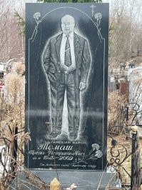 не только барон, но, судя по значку, ещё и депутат цыганского ЗакСобрания