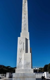 Обелиск Муссолини в Риме. На вопрос итальянцам, как вы к этому относитесь, отвечали - это наша история. Не то что сносить, а пару миллионов евро потратили на реставрацию.