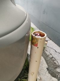 Супруга при парковке забыла про столбики, но потом говорила, что она профессионал.