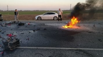 Это знак свыше! Пора пересаживаться с пердунка на четырехколесный транспорт и ездить по правилам. Неделю назад моя "Октавия" жутко испугалась. Мимо, обгоняя,  свыше 200 км пролетел по разделительной полосе с рёвом кретин.  И это на том же месте, где ровно 5 лет назад погибли три человека:  "В Ульяновской области настоятель храма устроил смертельное ДТП, организовав вместе со своим братом гонки на спортбайках. Не справившись с управлением, игумен Флавиан на огромной скорости врезался в Renault. Вслед за ним в другую встречную машину влетел и следовавший вплотную сзади младший брат. В итоге оба байкера разбились насмерть, также погиб пенсионер, находившийся за рулем иномарки".