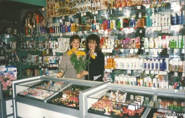 "Продавщицы в промтоварном отделе, 1998 год. (Обратите внимание на двойные ценники)."



Ну да, такое шикарное качество фото, всё можно разглядеть