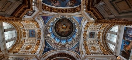 Во первых всё смешано в кучу. Действительно мировые шедевры искусства, различной степени сохранности дома и замки и норы, просто прорытые в скалах. Ну никак это всё вместе не назвать шедеврами искусства. И безусловный минус просто за то что ни единой фотки нет из России. Ну вот варвары мы дикие и некультурные, что нет у нас ничего шедеврального и искусного.Вот нет и всё тут.