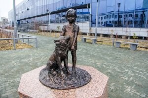 Это начало заметки, той самой, что открывается по ссылке. Кстати, похожий случай был в 2014 году в Якутии, правда не зимой, а летом. Четырёхлетняя Карина Чикитова провела в тайге 12 дней, вместе во своей собакой, прежде чем была найдена.