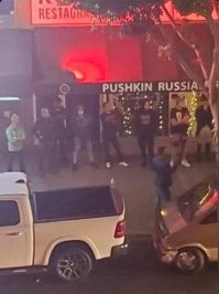 не смотря на родство Пушкина и африканцев , во время погромов BLM русский ресторан демонстранты почему то решили не трогать )))