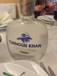 Да ты чё? Серьёзна штоли? Гонит твой Яндекс! Санович так вот эту танка перевёл:

"Век могучих богов
Не слыхал о подобном деянье.
Реку Тацута
Опутали тысячью нитей,
Окунули в дивный багрянец!"

Автор: Аривара-но Нарихира 
(перевод В. Сановича).

А мне вапщета сосед переводил. Потомственный японец, из Улан-Батора! Мы с ним под это дело литруху сакэ уговорили. Весьма, скажу тебе, поэтический напиток! Не веришь? Вот, смотри! Там даже на бутылке всё сплошь по японски ихними иероглифами!