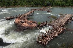 "они обошли практически всю планету." -  ага, обошли...  
Например, на  быстринах и водопадах реки Меконг, что в Лаосе, местные жители ловят рыбу практически таким же способом.  Да и вообще, на Земле немало таких рыболовов.