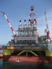 У нас за любой предмет попавший от тебя в море - увольнение и в течение суток отправят на берег! Неважно, уронил ты его или специально бросил. Кругом камеры. Всё равно  виновника вычислят. Все отходы жизнедеятельности и буровой раствор - на кораблях, на берег. В спецотстойники под Астраханью. И знайте граждане, страшнее "зелёных", что на платформах, что в тундре, никого нет!