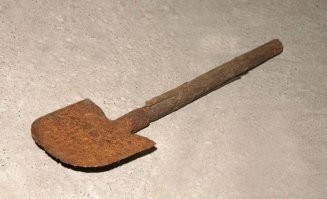 Самое революционное изобретение без которого мы уже не сможем прожить ,
изобретено древними украми которые с помощью этого  девайса выкопали ров чтоб турки у них свиней не воровали, и назвали его Черным морем.